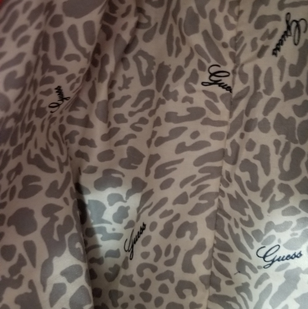 Guess - Picture 5 of 5